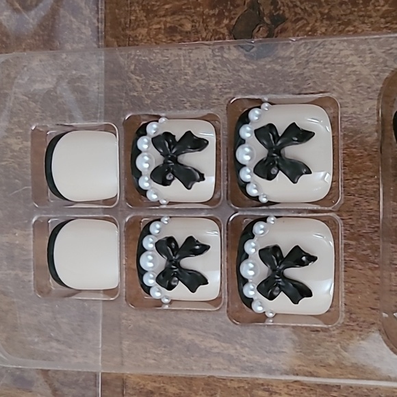 2/$16 3D Bows, Rhinestones, & Pearls Press on Toenails - Picture 17 of 17